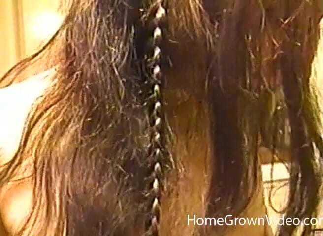 Homegrown Handjob: レナはパンティーなしで彼女のマッサージを残します