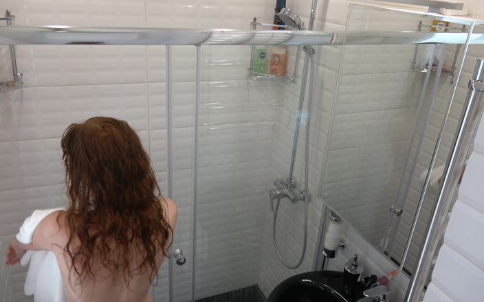 Milfs and Teens: Rudowłosa nastolatka z małymi cyckami pod prysznicem