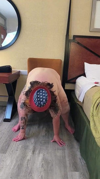Wtf es que en mi habitación de hotel el consolador gordo en una silla se corre por todas partes