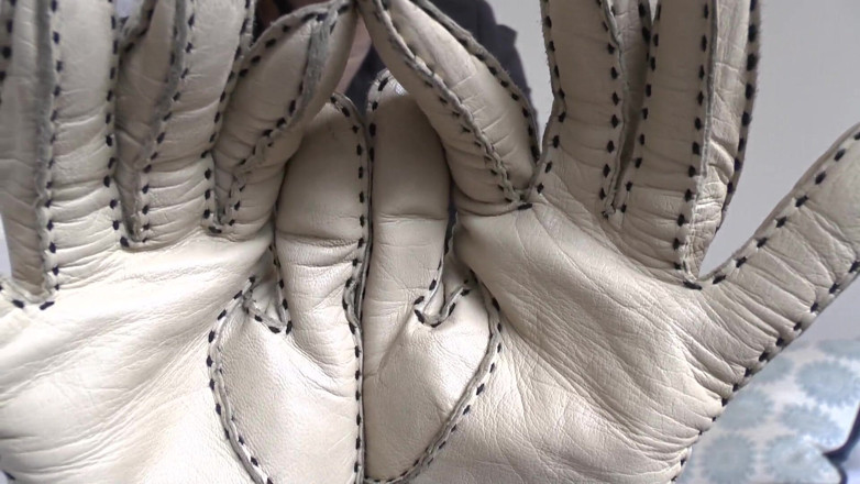 Lady Victoria Valente: Beige Leather Gloves with a Strong Leather Scent on Your...