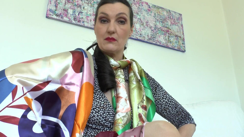 Lady Victoria Valente: Moje błyszczące satynowe szale cię podkręcą! Lady Victoria Valente