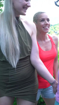 Detrás de escena de un increíble trío con dos mujeres agente inmobiliarias calientes