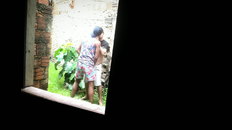 MiguellTrajano: 배달원이 콘돔 없이 성관계를 하기 위해 버려진 부지에 올라갔다