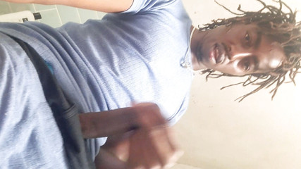 Big black cock BBCee: Büyük zenci yarağı banyoda sinsice mastürbasyon yapıyor