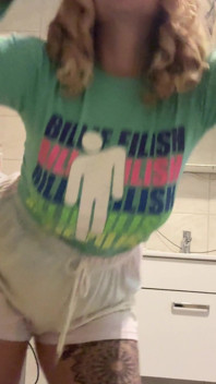 I Have a Beautiful Figure and Beautiful Hair, I Dance and Show off My Figure!