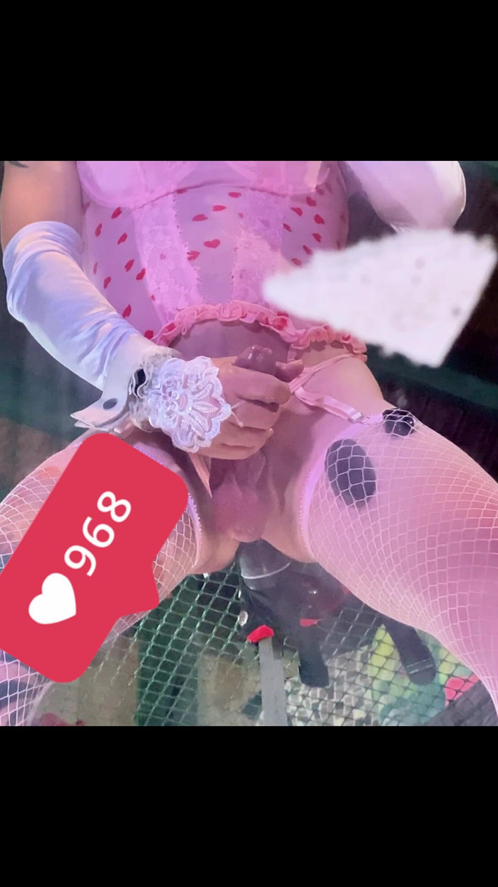 Benito414: Pembe çoraplı iç çamaşırlı transeksüel duvarda siyah dildoya biniyor