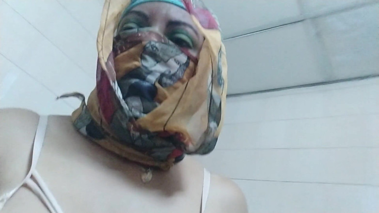 MuslimWifeyX: Celé video muslimské arabské MILF masturbuje a stříká kundičku a šukání...