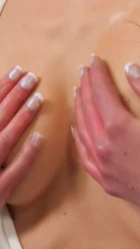 Brunetka Babe divoce masturbuje s kuchyňským kohoutem k výbušnému orgasmu