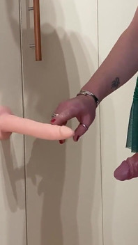 ग्रीन अधोवस्त्र पहनी Emily खुद को चोदती है