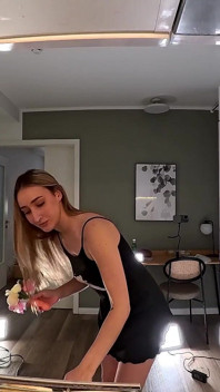 Sexy a roztomilá kráska ve svém společném pokoji si svléká kalhotky a ukazuje oholenou kundičku a velký zadek