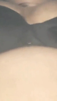 Mi esposo dedeándose frotando mi gordo coño indio chorros de orgasmo