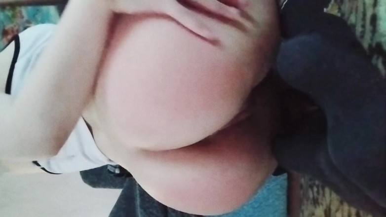 Miss_Kaprizzz19: お尻を強く叩き、きつい穴を見せびらかす