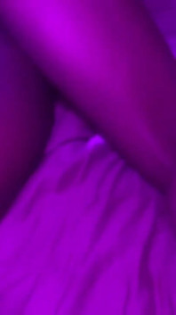Quente negra gata em momento sensual de trás e do lado