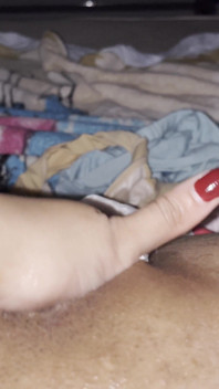 Sexy spolubydlící v krátkém pyžamu prsty k orgasmu