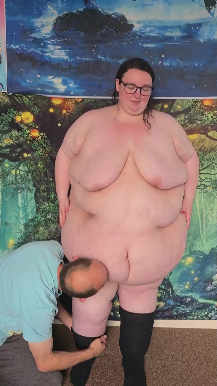 SSBBWLadyBrads: Femeie super-mare și frumoasă dezbrăcată și sărutată cu burta mângâiată