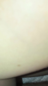 Mein Stiefbruder fickt mich hart mit seinem riesigen Schwanz von hinten und füllt meine enge Vulva mit viel Sperma. Stöhnen und Orgasmus