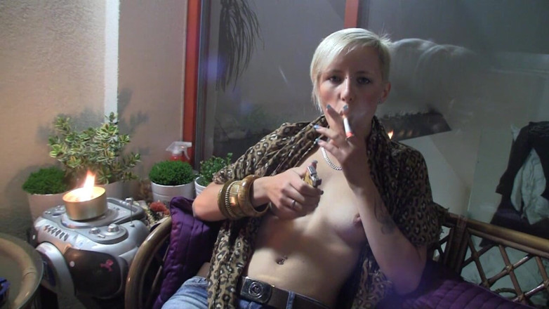 Facial flavor: La bionda sexy si siede e si fuma una sigaretta...