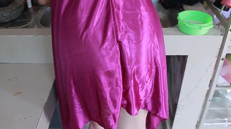 Silk Satin: Menina balinesa, dedilhado ao limpar casa