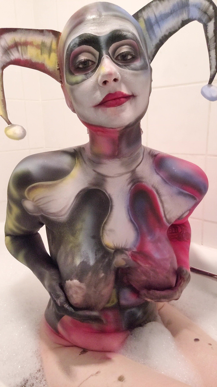 Em Yang: Cosplay Harlequin Usuwanie farby do ciała i chwytanie sikory