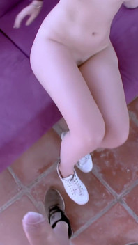 Petite morena leva pau profundo e porra na boca