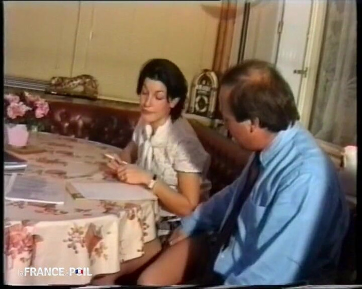 French Family Secrets: 一个注意力不集中的学生更愿意做爱！