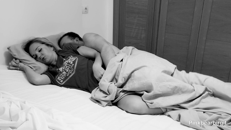 Pinkbearbirgit: Shhh napalona milf o północy stara się nie wydawać dźwięku