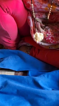 Indianca Priya Bhabhi stând singură în timp ce călcă hainele, Priya Bhabhi în timp ce își călcă hainele