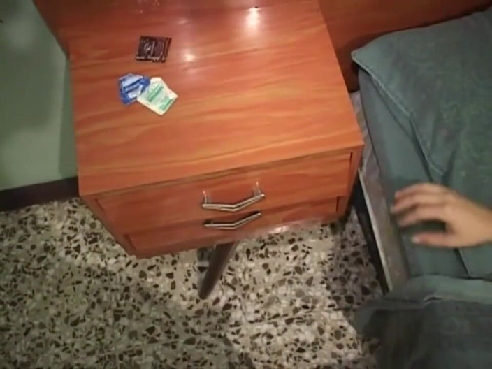 Young Sinner: Genç seksi sürtük emmeyi ve zar zor sikilmeyi seviyor
