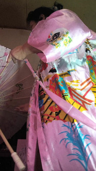 Kimono-Geisha-Pissing-Springbrunnen, der sich über schlaffe Berge bückt