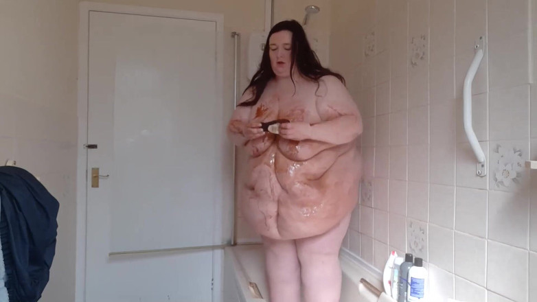 SSBBWLadyBrads: SSBBW copre il corpo in salsa al cioccolato