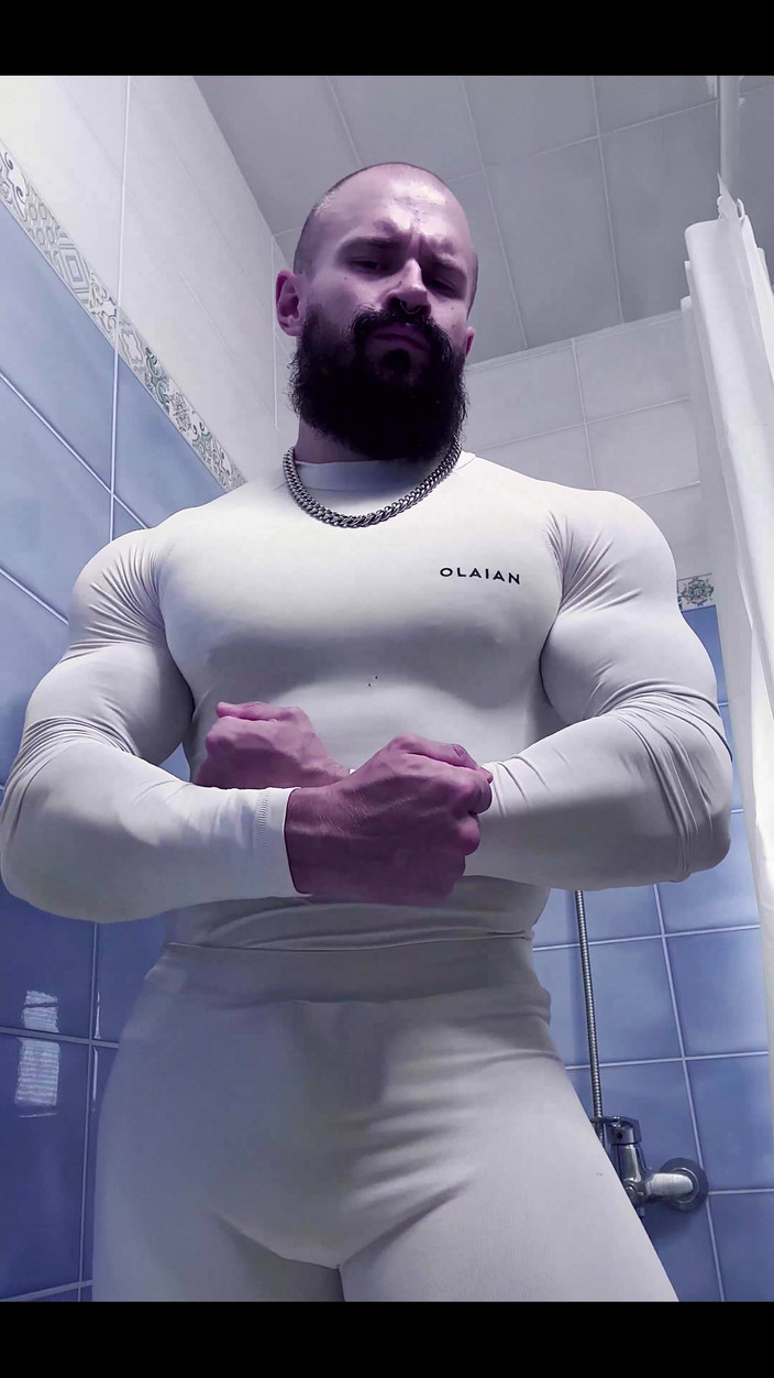 Mister Stone: Podívejte se na ty tlusté svaly ve spandexu!