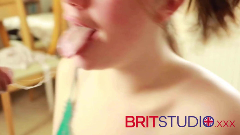 Brit Studio: 18 yaşındaki İngiliz emiyor, göt yalıyor, sert sikiliyor ve dölleniyor