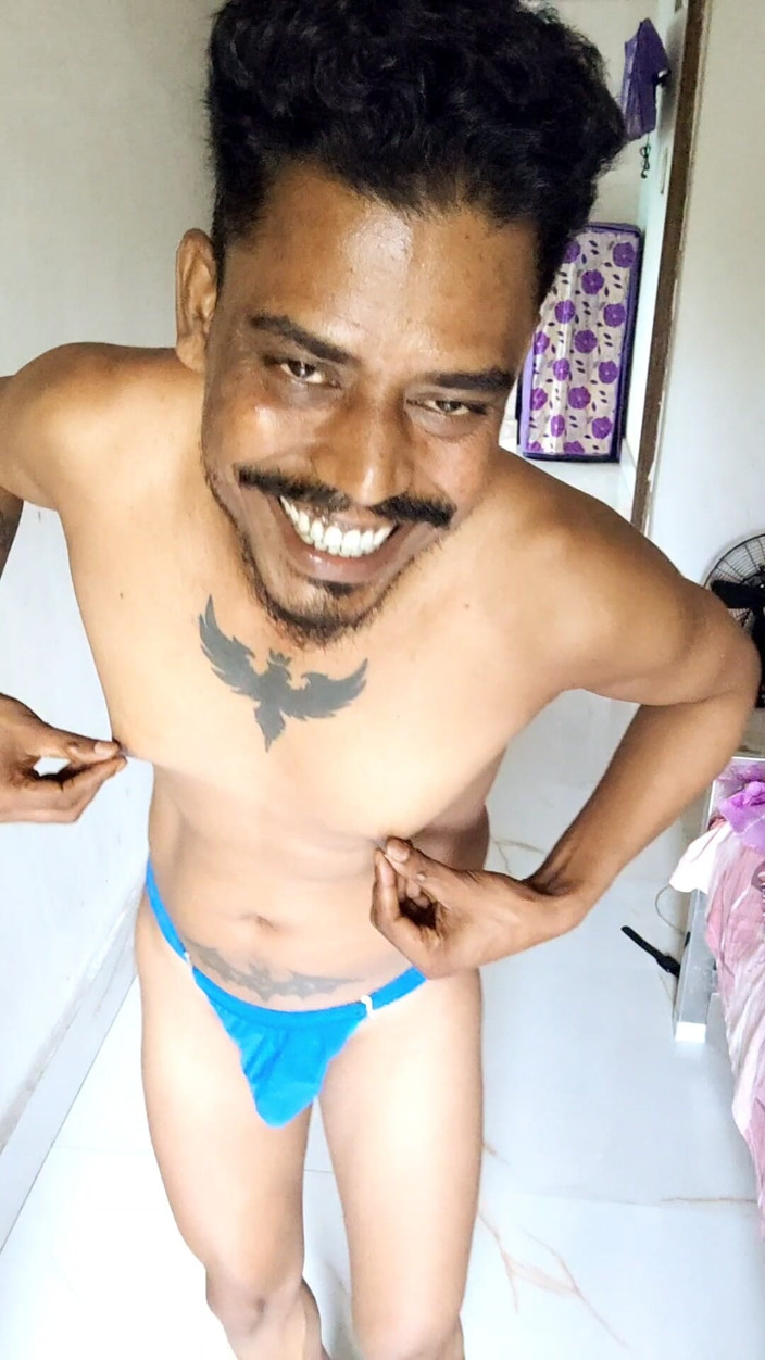 Alick Das: Tvrdý penis v mokrých kalhotách