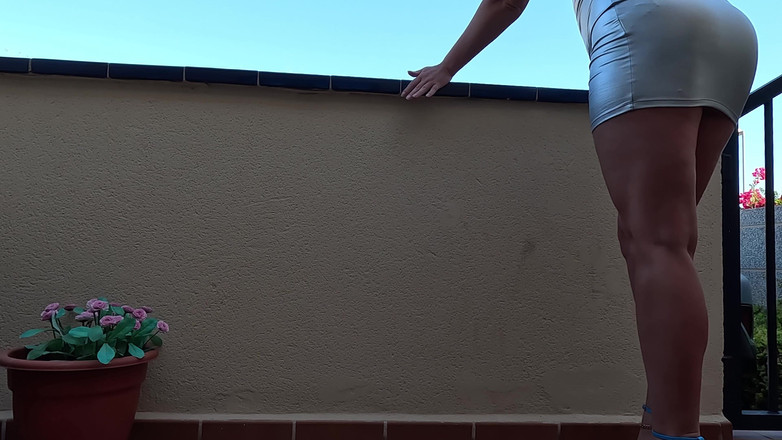 Emma Voyeur: Desesperado Por Orinar En Vestido Corto Al Aire Libre
