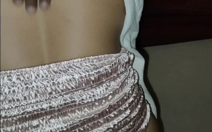 Trisha Hotness: Arkadan parmaklayıp boşalmamı istiyor