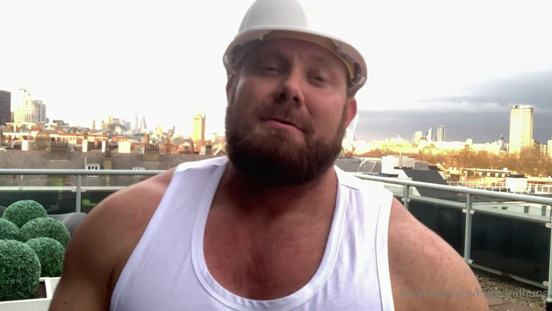 Jack stacked: Constructor de plancha, doblando los músculos, flexión y midiendo