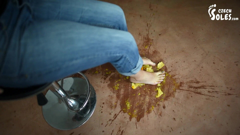 Czech Soles - foot fetish content: Schiaccia la frutta e te la leccherai dai miei piedi!