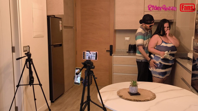 Riderqueen: 대담하고 배다른 아들에게 유혹당하는 계모, 팬들을 위한 비디오