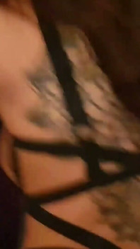 Indická milf baddie namočí velké černé péro, když krémuje