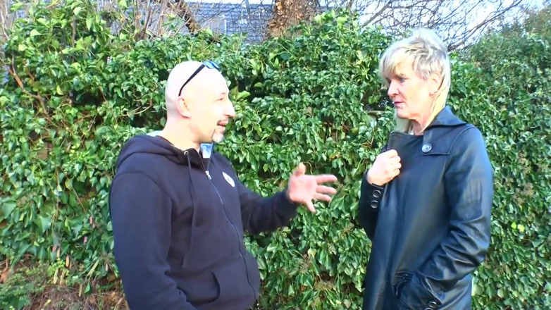 Mature Climax - 100% Mature Videos: Une pute GILF se fait draguer dans la rue et...