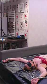 Lucy v latexu dělá smyslnou tie a škádlí se sexy milf lisou