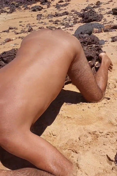 Ladysilvas: ビーチで日焼けしたお尻を見せるレディシルバ