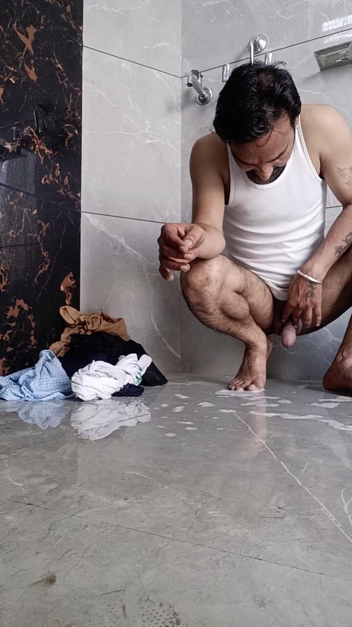 Rajasthani-old-lover: Desi giovane ragazzo si diverte a lavare la biancheria intima...