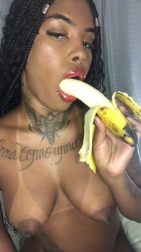 Une perle noire se masturbe avec une banane