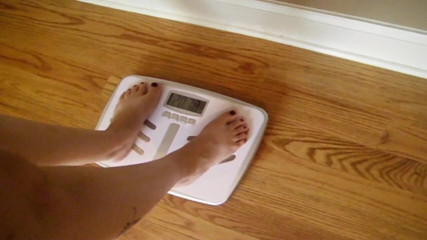 Sexy Amateurz: Tattooed BBW checks her weight