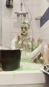 Pinke Torten zum gesicht und gunge Buckets über meinem kopf