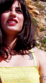 Vakantieganger neukt geile milf Naty op het strand met een condoom in de kont