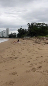 Awek boleh saya pancut pada tetek awak? - Berkelip zakar di pantai