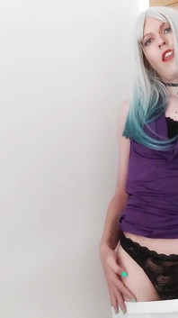 Femboy Leona com seu enorme consolo