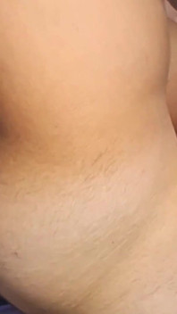 In questa posa adoro l'anale, mi piace farmi schiacciare il sedere così